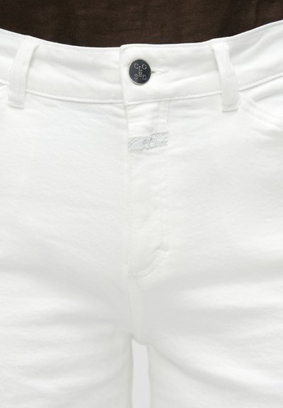 Άσπρο τζιν υφάσματος ντένιμ με κούμπωμα κουμπιών, θηλιές για ζώνη και διακριτικό υφασματικό σχέδιο. Ετικέτα της μάρκας ραμμένη στην μπροστινή τσέπη.