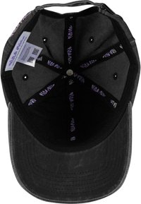 Fekete sapka belülről nézve, sima szövettel, lila logó mintázattal és fémből készült patenttal a tetején.