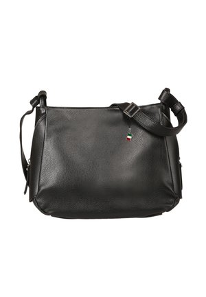 Zwarte leren schoudertas met verstelbare band en klein Italiaans vlaggetje op een witte achtergrond.