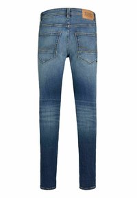 Jean en denim bleu avec un dégradé délavé allant du clair au foncé, deux poches arrière avec détails de couture, et une étiquette de marque en cuir sur la ceinture.