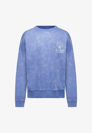 Blauwe crewneck-trui met een gestructureerde, vervaagde uitstraling. Voorzien van een witte schelpafbeelding en de tekst "Cans Jeans Est 1982" op de voorkant.