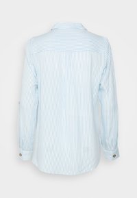 Ljusblå randig långärmad skjorta med knäppning i manschetterna, krage och detalj vid ryggen, tillverkad av ett slätt tyg.