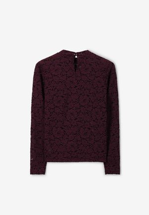 Bordeaux kant top met lange mouwen, met een bloemenpatroon en een kleine knoopsluiting op de achterkant van de hals. Gelaagd en semi-doorschijnend materiaal.