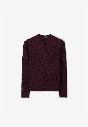 Bordeaux kant top met lange mouwen, met een bloemenpatroon en een kleine knoopsluiting op de achterkant van de hals. Gelaagd en semi-doorschijnend materiaal.