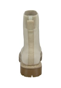 Beige ankelboot i slät syntetisk läder, med elastiska sidopaneler, en texturerad gummisula och en dragflik baktill.