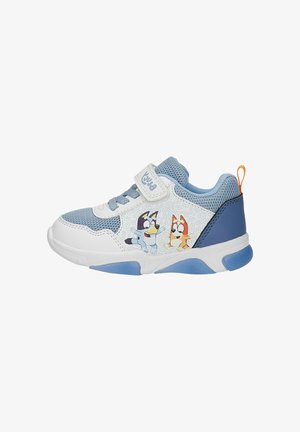 Sneaker per bambini bianca e blu con pannelli in mesh, cinturino in Velcro e personaggi di cani dei cartoni animati sul lato, con un anello arancione sul tallone.