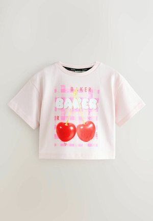 Světle růžové krátké tričko s velkým grafickým motivem červených třešní a textem "Baker" na růžové kostkované ploše.