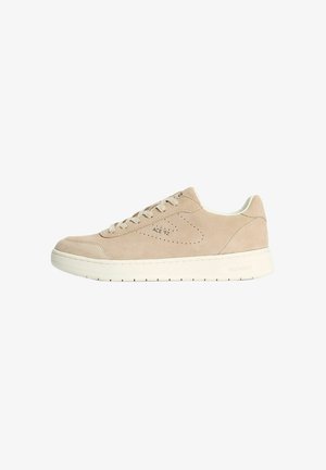 Beige ruskind lav-sneaker med hvid sål, snørelukning, perforeret design og teksten "ACE '92" på siden.