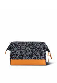 Schwarze Kosmetiktasche mit weißen abstrakten Mustern, orangefarbenem Lederboden und doppeltem Reißverschluss. Das Material wirkt langlebig und hat eine glatte Textur.
