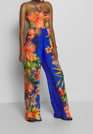 Bloemen jumpsuit met een strapless ontwerp, gemaakt van blauwe stof met levendige oranje en gele bloemen, zwarte accenten en een losse pasvorm.