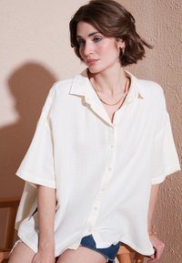 LELA Gombos blúz - ecru
