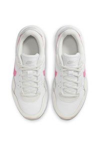 Baskets blanches de sport avec une tige en maille et synthétique, accents roses, fermeture à lacets classique et semelle en caoutchouc avec détails texturés.