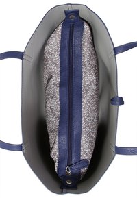 Navyblauwe totebag met leren handvatten en een bloemenpatroon aan de binnenkant. Beschikt over een vak met rits en een gladde, gestructureerde buitenkant.