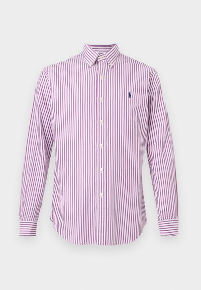 Ανδρικό πουκάμισο με μακριά μανίκια και κουμπιά, με κάθετες ρίγες σε λευκό και μοβ χρώμα και μικρό σκούρο μπλε κεντημένο λογότυπο στο στήθος.