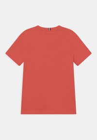 Kortærmet T-shirt i koralfarvet bomuldsstof, med rund halsudskæring og lige pasform uden synlige mønstre eller grafik.