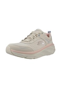 Zapato deportivo beige con acentos rosas, parte superior de malla y suela acolchada. Presenta cordones y un logo en el lateral. Diseño de punta redondeada.