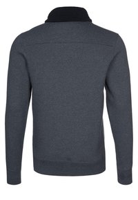 Maglione grigio scuro con colletto a coste nero, maniche lunghe e design aderente. Texture liscia con dettagli di cucitura minimi sul retro.