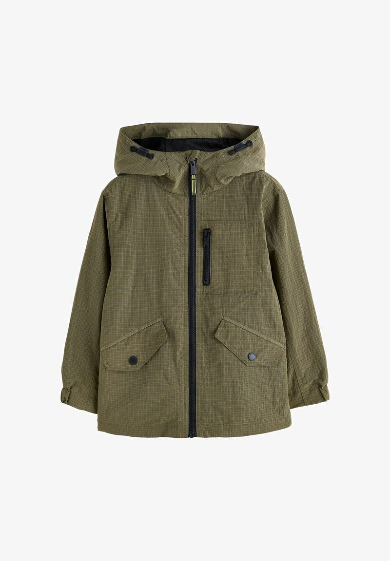 Veste à capuche vert olive avec fermeture éclair frontale, poche poitrine zippée, deux poches à rabat avec boutons-pression, et sangles de poignet ajustables.