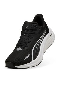 Chaussure de sport noire avec tige en maille et semelle blanche. Présente des accents réfléchissants, un design à lacets et une semelle extérieure en caoutchouc texturé pour une meilleure adhérence.