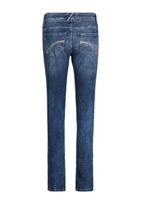 Donkerblauwe denim jeans met een rechte pijp en twee achterzakken, voorzien van subtiele stiksels. De stof ziet er zacht en versleten uit.
