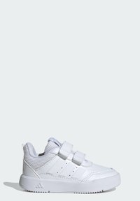 Baltos sportinės avalynės su lygiu sintetiniu viršumi, tinklelio detalėmis, dviem reguliuojamais Velcro dirželiais ir storu guminės pado sluoksniu.