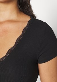 Even&Odd Μπλουζάκι με στάμπα - black