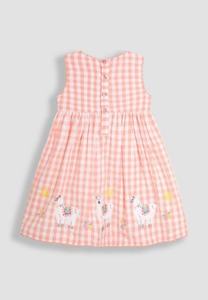 Lyserød gingham-kjole med en udskåret nederdel, der har tre broderede lamaer og blomster, samt en knaplukning bagpå.