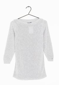 Jasnoszary dzianinowy sweter, długie rękawy, szeroki okrągły dekolt, fakturowana tkanina, ściągacze na mankietach i brzegu, z małym srebrnym akcentem przy mankiecie.