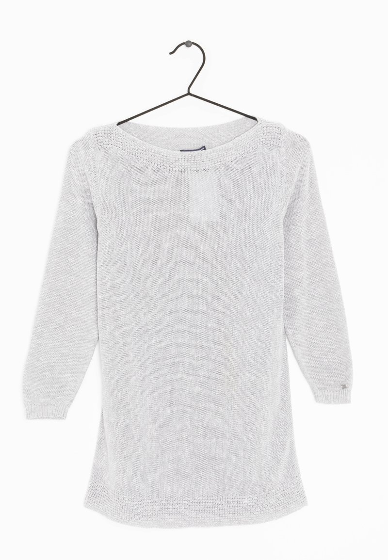 Jasnoszary dzianinowy sweter, długie rękawy, szeroki okrągły dekolt, fakturowana tkanina, ściągacze na mankietach i brzegu, z małym srebrnym akcentem przy mankiecie.