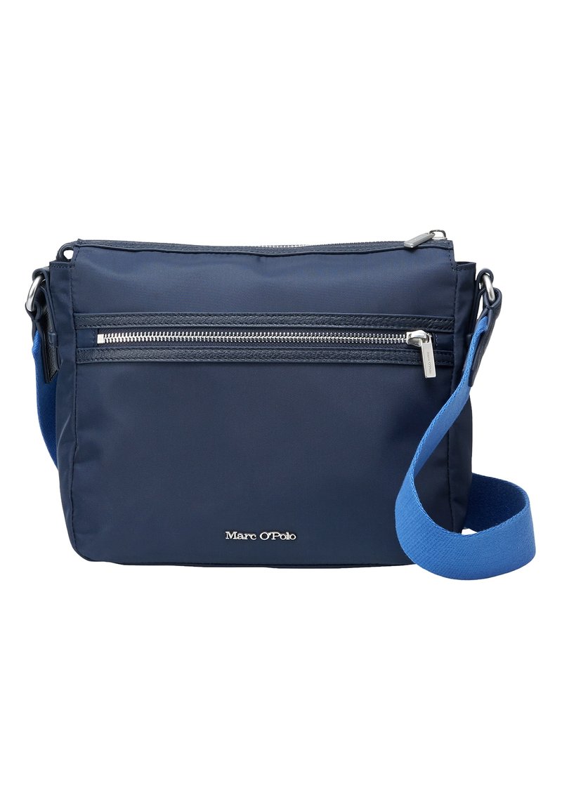 Borsa a tracolla in nylon blu scuro con spallaccio regolabile blu, caratterizzata da una tasca frontale con cerniera e dettagli in argento. Logo stampato sulla parte anteriore.