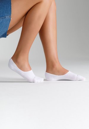 Weiße No-Show-Socken aus einem weichen, strukturierten Stoff mit einem niedrig geschnittenen Design. Sie verfügen über verstärkte Zehen und eine glatte Ferse für zusätzlichen Komfort.