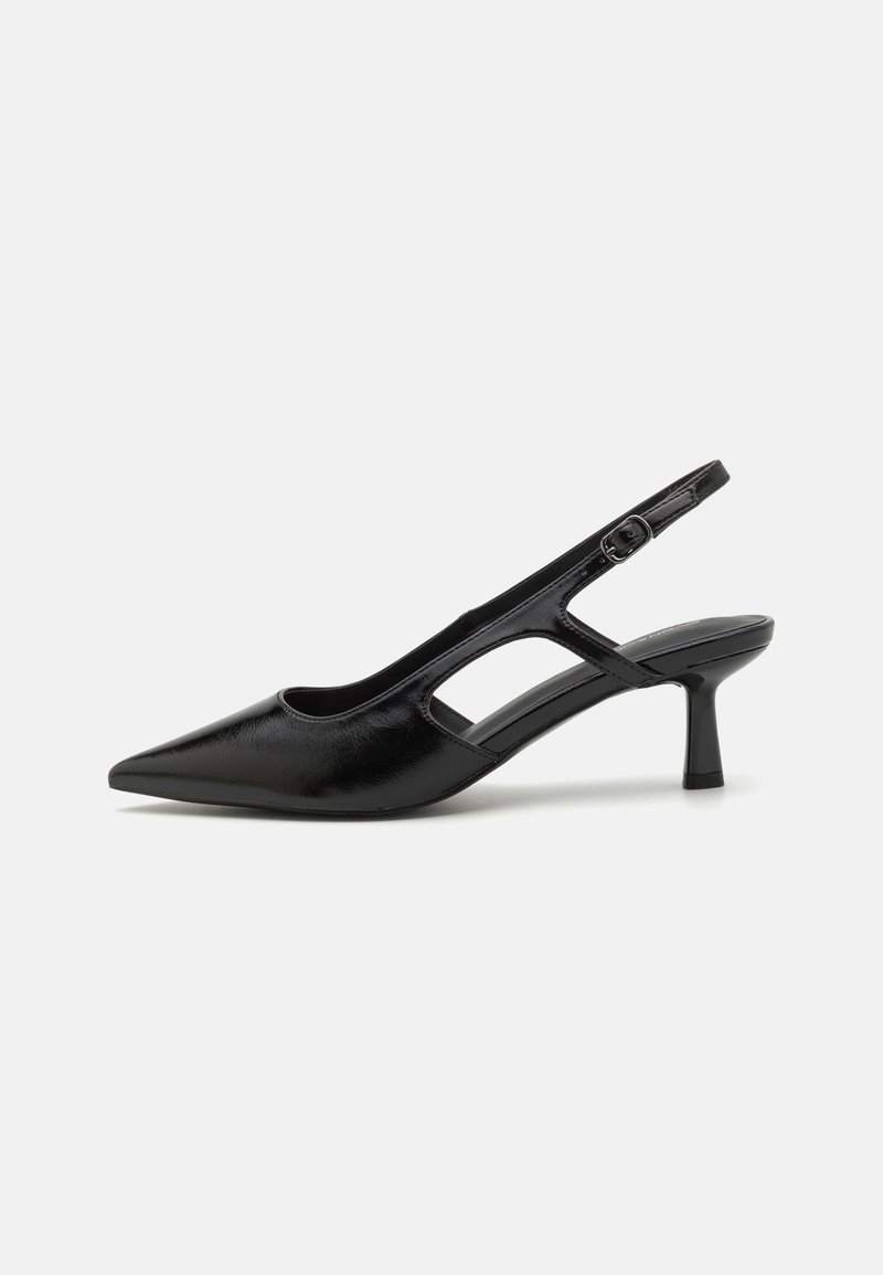 Juodos slingback aukštakulnės bateliai su smailiu noseliu, pagaminti iš blizgaus medžiagos, su išpjovomis ir vidutiniu kulnu komfortui.