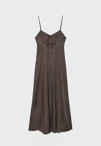 Combinaison marron sans manches avec fines bretelles, découpe à l'avant nouée avec un nœud, et pantalon à jambes larges.