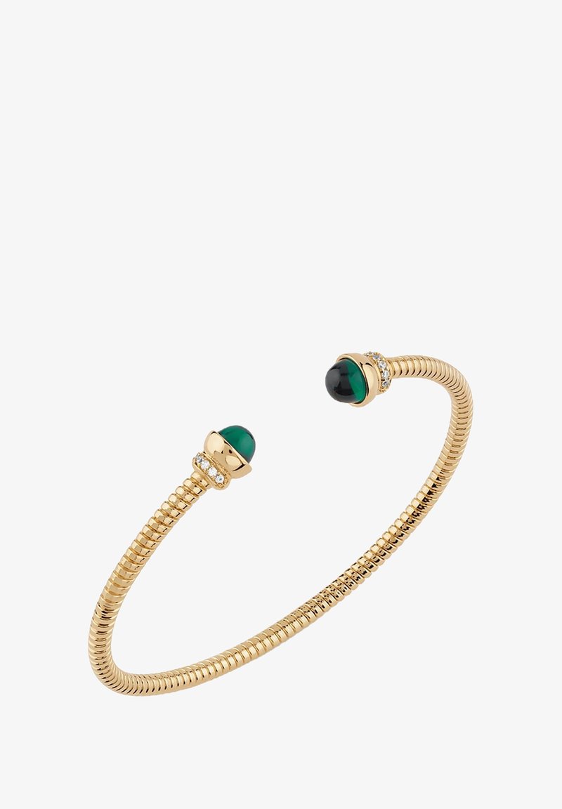 Bracciale a manica in tonalità oro con design flessibile, dotato di estremità a cabochon verdi e neri adornate da piccoli cristalli trasparenti.