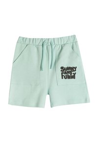 Pantaloni corti di cotone verde menta chiaro con vita elasticizzata, cordoncino, due tasche laterali e una stampa nera "SUNNY AND FUNNY" sulla tasca sinistra.