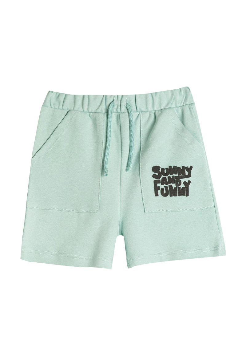 Pantaloni corti di cotone verde menta chiaro con vita elasticizzata, cordoncino, due tasche laterali e una stampa nera "SUNNY AND FUNNY" sulla tasca sinistra.
