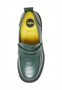Zelene cipele slip-on s uzorkom krokodila, s crnim potplatima i žutom unutrašnjošću na kojoj je logo "Buffalo". Gornjište od teksturirane kože.