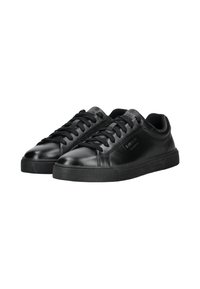 Zwarte lage leren sneakers met zwarte veters, rubberen zolen en "S.Oliver" branding aan de zijkant en tong.