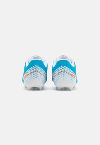 Scarpe da calcio blu chiaro con accenti bianchi, dotate di una superficie testurizzata, un motivo geometrico e suole bianche con tacchetti per la trazione.
