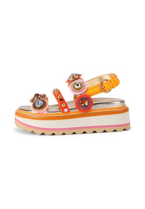 Platåsandal med orange stropper, dekoreret med farverige runde ædelsten og nitter, samt en hvid sål med pink og orange striber.