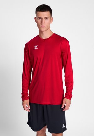 Rode sportieve shirt met lange mouwen, gemaakt van lichtgewicht stof met een V-hals. Bevat het merklogo op de borst en heeft blauwe accenten op de schouders.