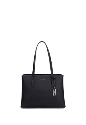 Borsa tote rettangolare nera con due manici lunghi e un piccolo ciondolo decorativo argentato appeso sul lato destro.