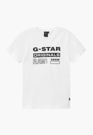 Camiseta blanca de manga corta con texto negro "G-STAR ORIGINALS RAW DENIM" impreso en el frente y una pequeña etiqueta negra en el dobladillo inferior.