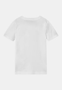 Camiseta blanca de manga corta con cuello redondo. Hecha de tela de algodón suave, con un diseño liso sin patrones ni adornos.