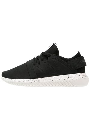 Sort lav-sko sneaker med stoffoverdel, snøredesign, hvid sål med sorte pletter og tekstureret ydersål for greb.