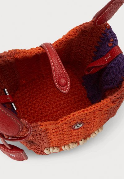 Πλεκτή τσάντα σε πορτοκαλί και μωβ με κόκκινες δερμάτινες λαβές, διαθέτοντας υφή και διακοσμητικές ξύλινες χάντρες στο κάτω μέρος.