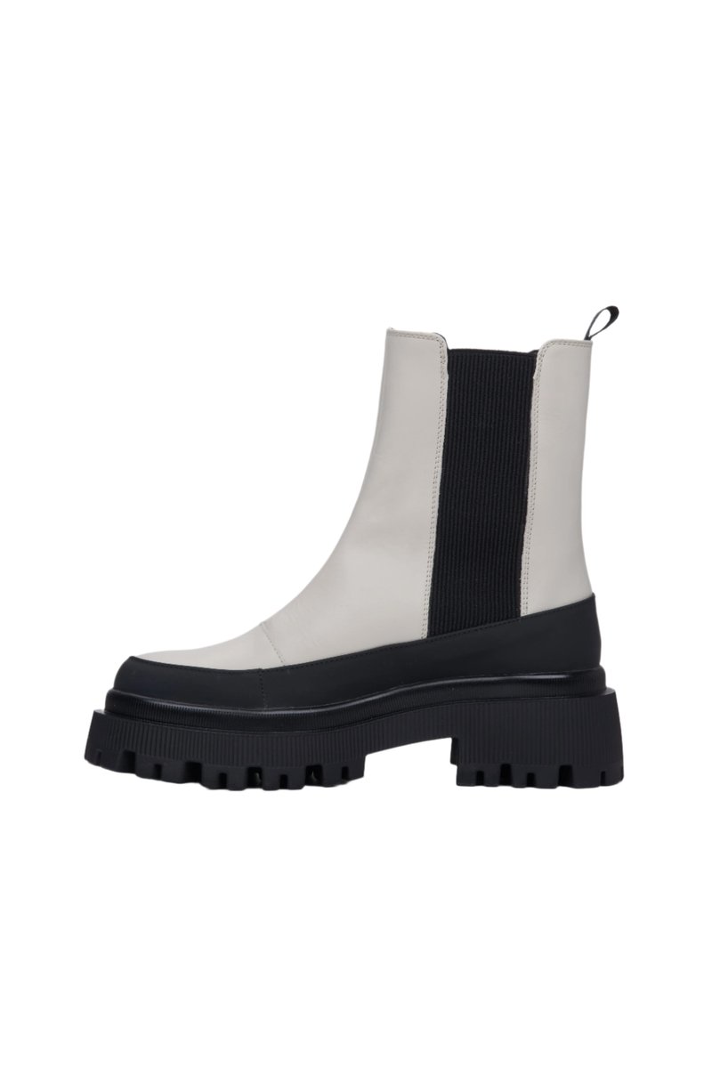 Bílé kožené kotníkové boty s černým elastickým panelem, robustní černou podrážkou a poutkem. Mají hladký povrch a výrazný vzor na podrážce.