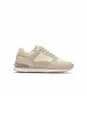 Beige sneakers met een mix van glad leer en suède, gestroomlijnde vorm, gestructureerde panelen en een rubberen zool met een subtiel grippatroon.
