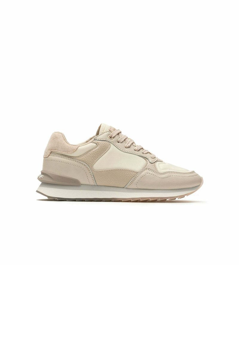 Beige sneakers met een mix van glad leer en suède, gestroomlijnde vorm, gestructureerde panelen en een rubberen zool met een subtiel grippatroon.