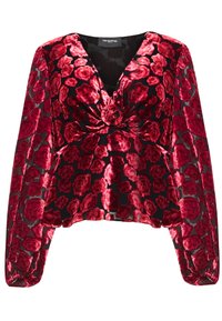 Blusa in velluto rosso a fiori con maniche lunghe, scollatura a V profonda e dettaglio arricciato sul davanti. Presenta un sovrapposto trasparente con sfondo nero.